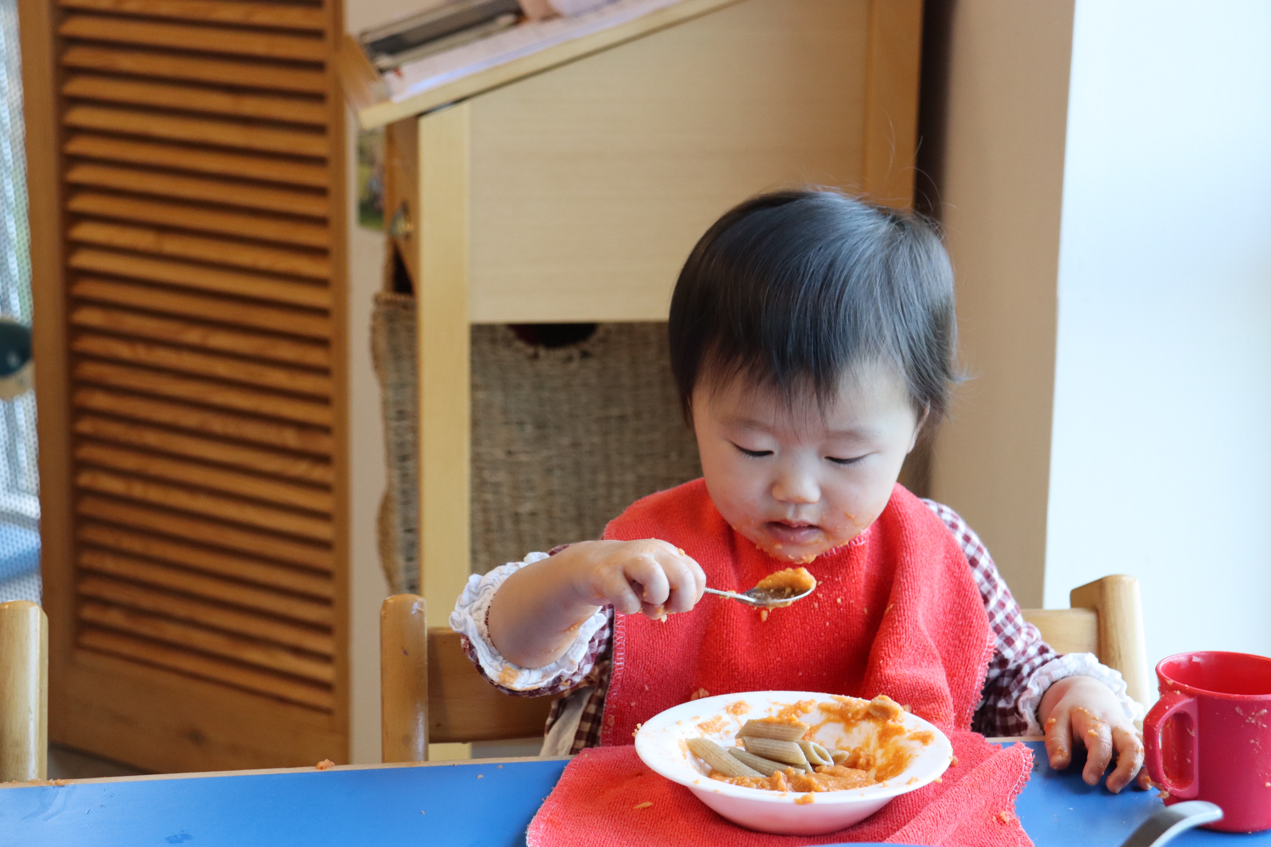 Vuggestue barn spiser mad med ske